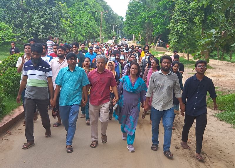 বৈষম্যবিরোধী ছাত্র আন্দোলনের পক্ষ থেকে সাভারের জাহাঙ্গীরনগর বিশ্ববিদ্যালয়ে বিক্ষোভ মিছিল করেন শিক্ষক-শিক্ষার্থীরা। আজ সোমবার বিকেলে